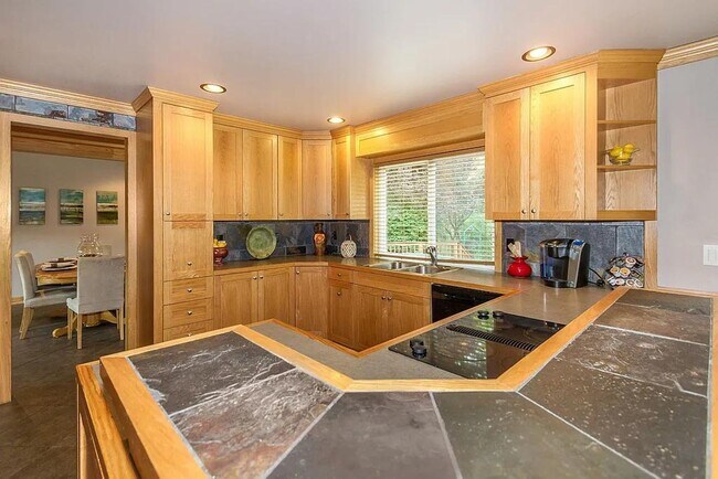 Building Photo - Spacious 5-Bedroom Home with Fenced Yard a...