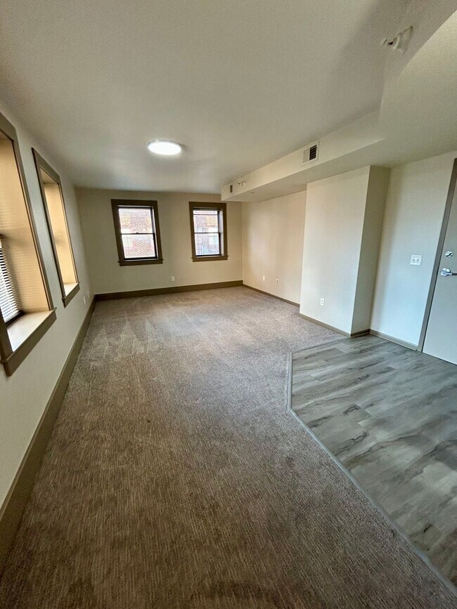 Building Photo - Downtown living at its finest. Limited tim...