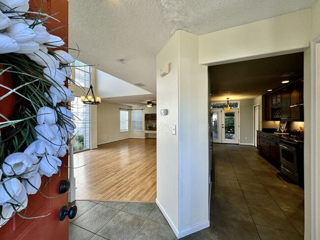 Building Photo - Available 08-08-25 in Cedar Crossing! A Pe...