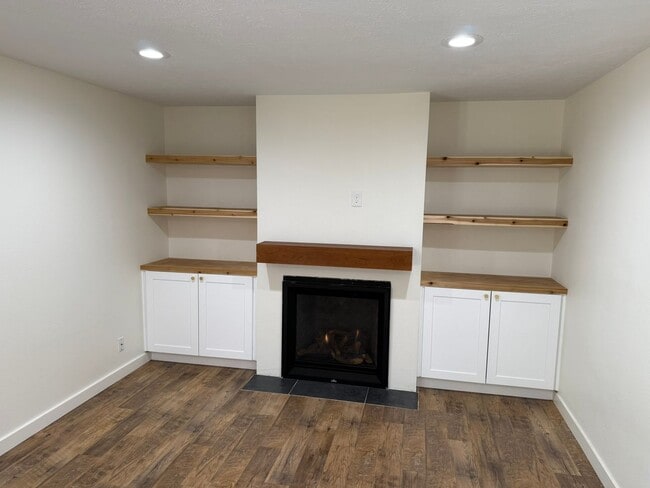 Building Photo - Updated Three Bedroom Home in South Salem