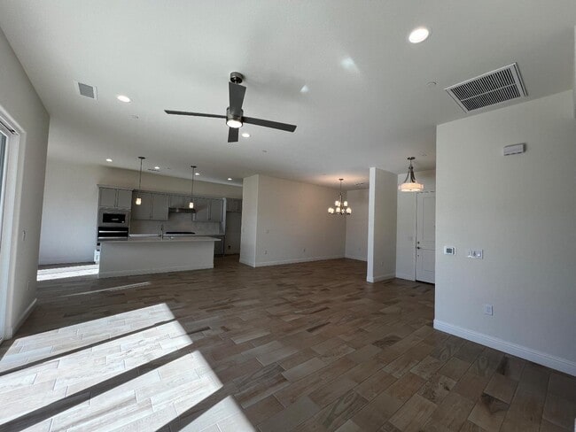 Building Photo - 2112 Daffodil St