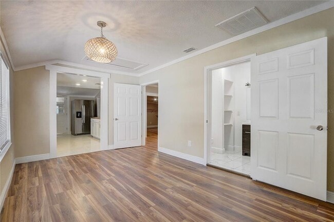 Building Photo - 246 N Oak Ave