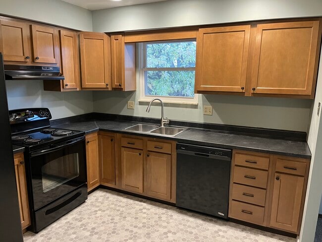 Building Photo - 30 Old Orchard Ln