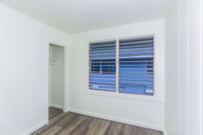 Building Photo - Renovated, upstairs, 2 bedroom 1 bath with...