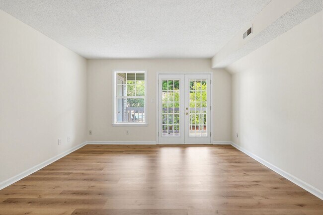 Building Photo - Updated 2BR Townhome in Prime Chapel Hill Location with Pool & Tennis!