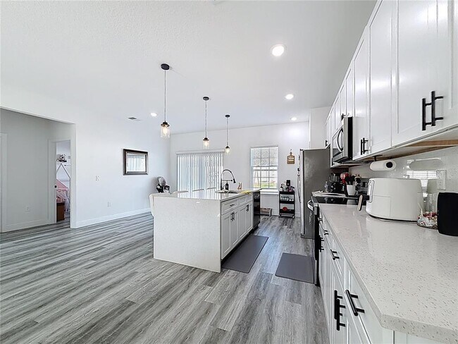 Building Photo - 16950 SW 42 Ave