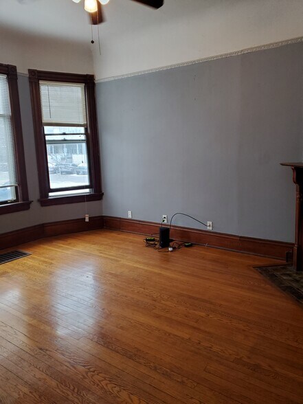 Building Photo - 1560 E Irving Plz