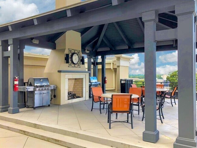 Building Photo - 565 Peachtree St NE