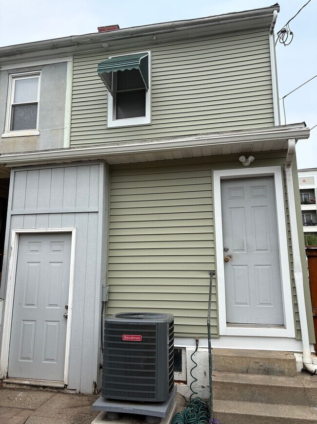 Building Photo - 932 Hill Ave