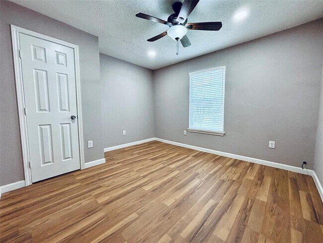 Building Photo - 2413 Kingsdale Dr