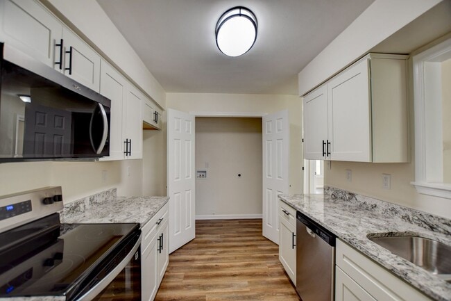 Building Photo - 3900 Raintree Ct