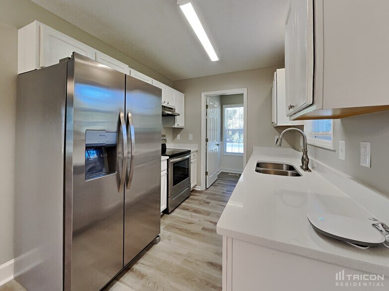 Building Photo - 1412 Grovewood Dr