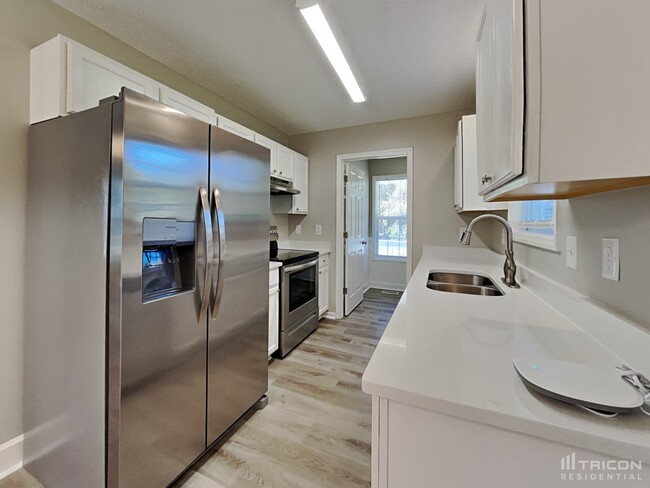 Building Photo - 1412 Grovewood Dr