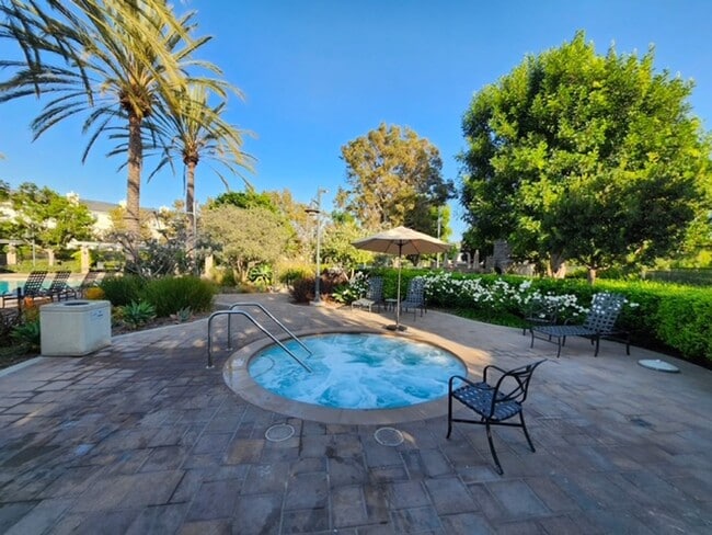 Building Photo - Beautiful Tri-level in Irvine!