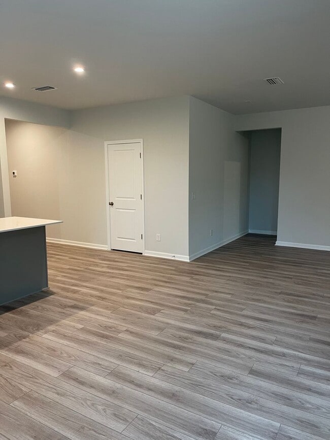 Building Photo - 4 bed 2 bath home in Heartwood!