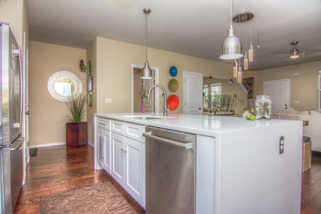 Building Photo - Beautiful 4-Bdr Craftsman with Mt. Views i...