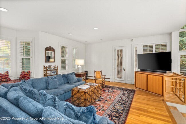 Building Photo - 431 W Hopkins Ave