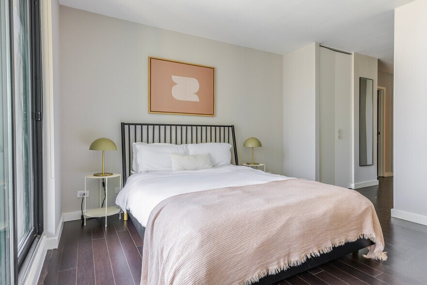 Building Photo - 77 W Huron St