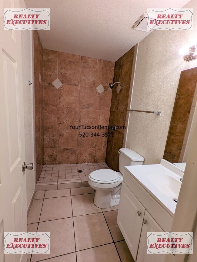 Building Photo - 3/1 with AC and a garage in Midvale Park Near Drexel Rd & Oak Tree Dr