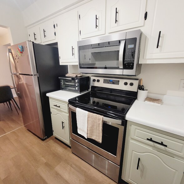 Building Photo - 253 White Oak Rd