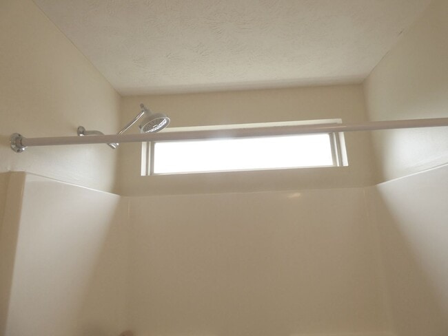 Building Photo - Beautiful Townhouse! All Electric, Washer/...