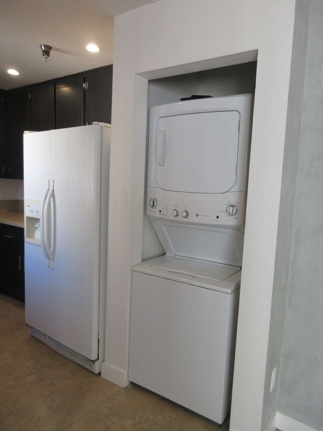 Building Photo - *Reduced* 2 bedroom Canoga Park condo with stackable washer and dryer provided!