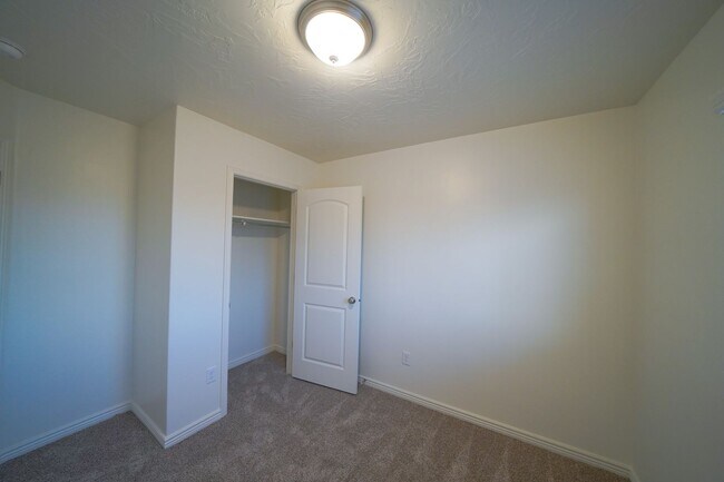 Building Photo - Remodeled 3 Bed / 2.5 Bath Townhome in Great Location