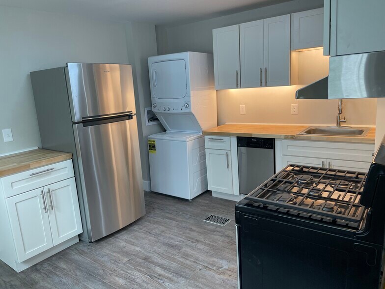 Building Photo - 1585 E 32nd St