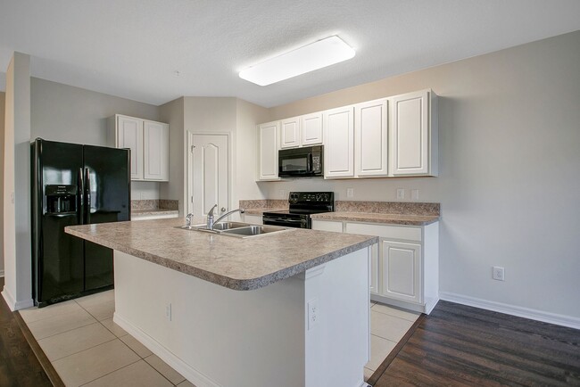 Building Photo - Spacious 3-Bdrm Townhome in Orlando's Gate...