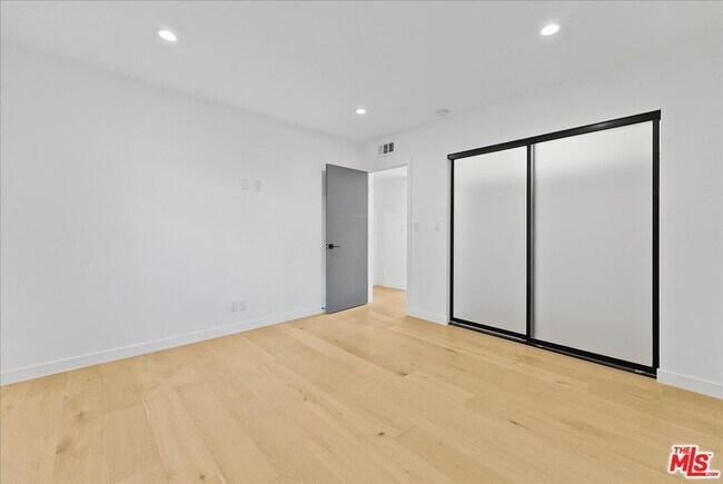 Building Photo - 1210 Larrabee St