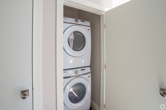 Building Photo - 400 W Broadway