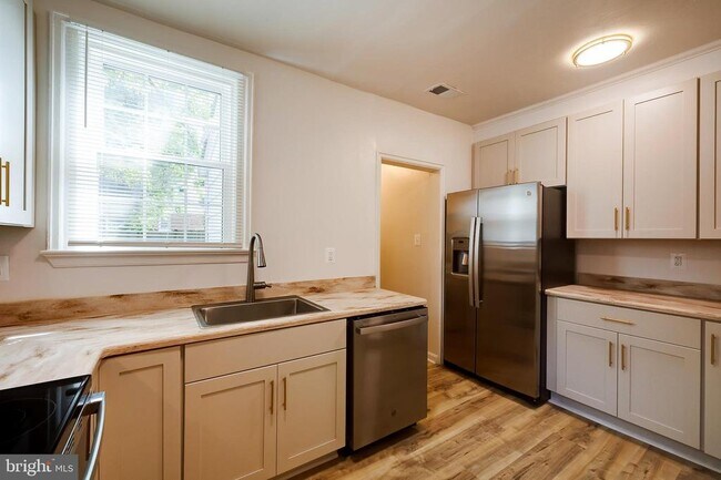 Building Photo - 4851 Crescent St