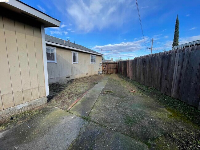 Building Photo - 32 O Neil Ct