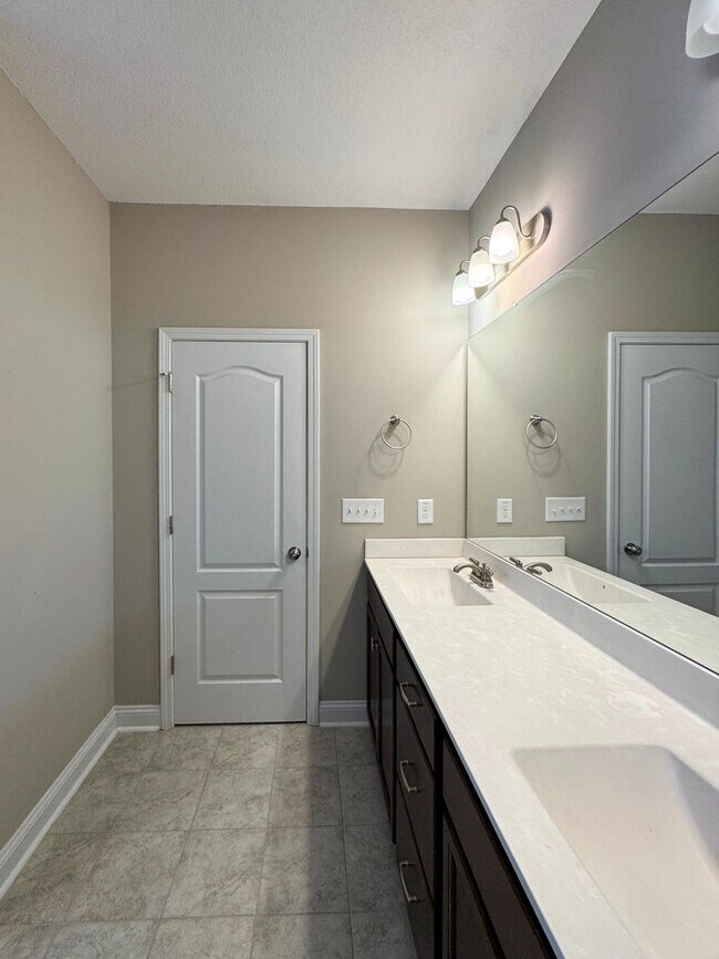 Building Photo - Spacious 4 Bed 3 Bath Home with Fenced Yard