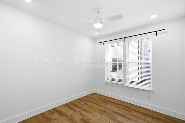 Building Photo - 1307 Bayou St