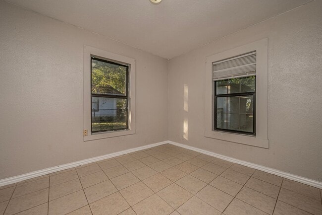 Building Photo - 3 BEDROOM 1 BATHROOM BRICK HOME FOR RENT!