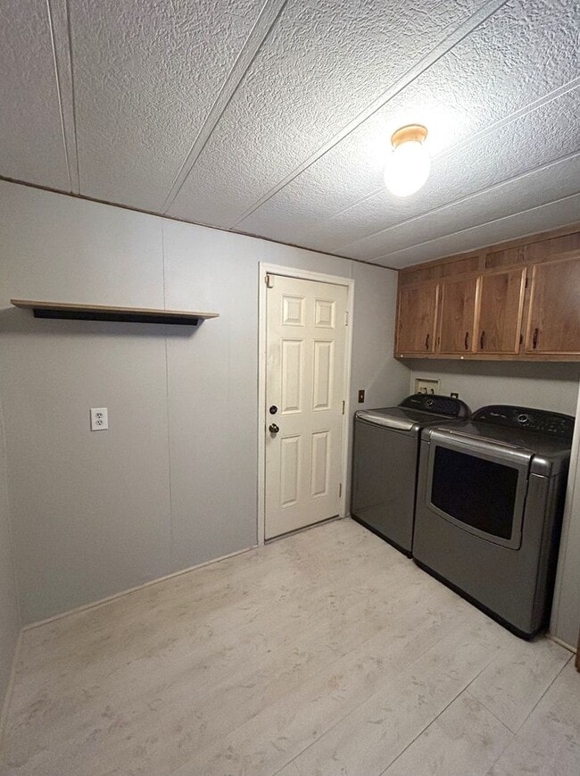 Building Photo - 2 bedroom 2 bath with large front & back y...