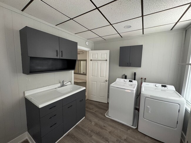 Building Photo - Available NOW! 3 Bed 2 Full Bath Townhome ...