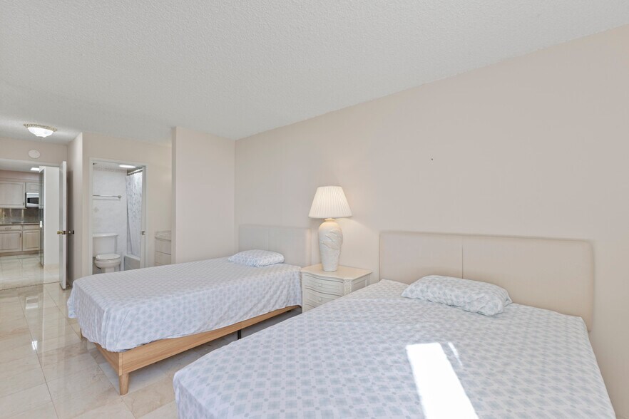 Building Photo - 1910 Ala Moana Blvd