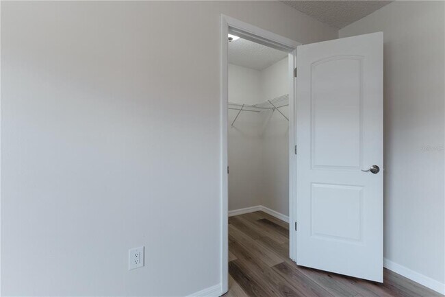 Building Photo - 6520 Meadowbrook Ln