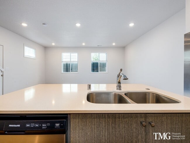 Building Photo - Centrally Located Townhome with Attached G...