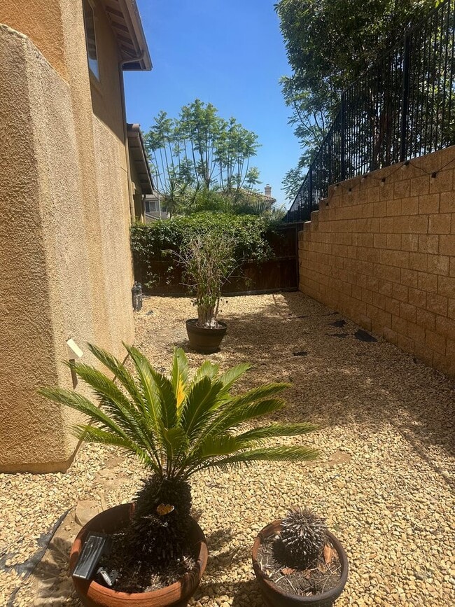 Building Photo - AVAILABLE NOW!!! 3 Bedroom 3 bath Private OASIS backyard in Vista, CA.