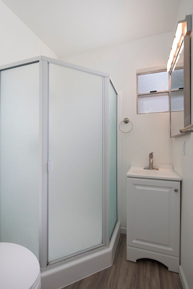 Building Photo - Gorgeous 2BR in Hillcrest with 2 Parking S...
