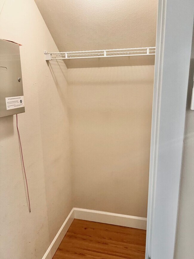 Building Photo - Must See! Beautiful 3bd/ + Bonus Rm/2.5 bath/ Primary Bed on Main/ /Heat Pump/Updated Features