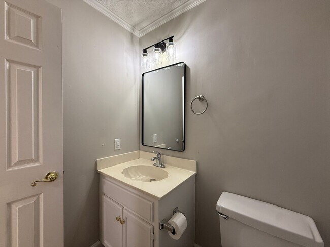 Building Photo - Spacious Two Bedroom, 2nd Floor Condo with Private Balcony. SHOWN BY APPOINTMENT ONLY!