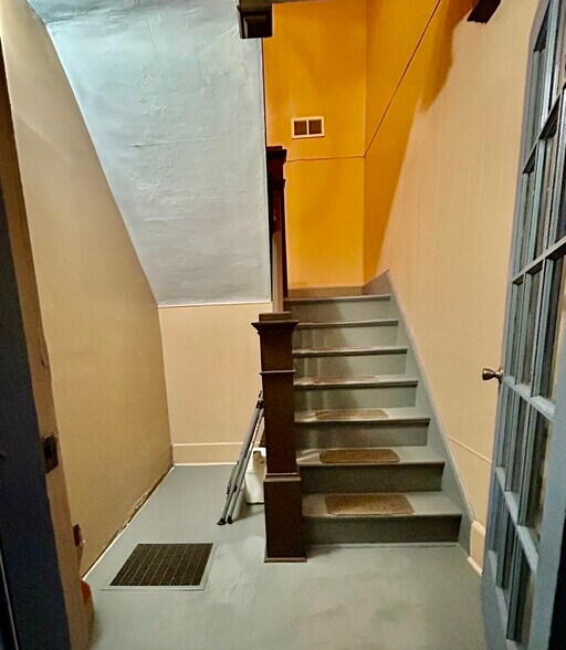 entry staircase - 109 Hawthorne Ave