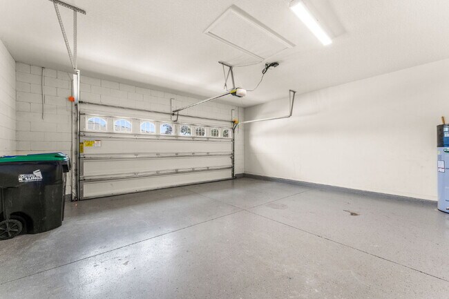 Building Photo - Spacious 3-Bed, 2.5 Bath End Unit Townhome in Windermere with 2 Car Garage!