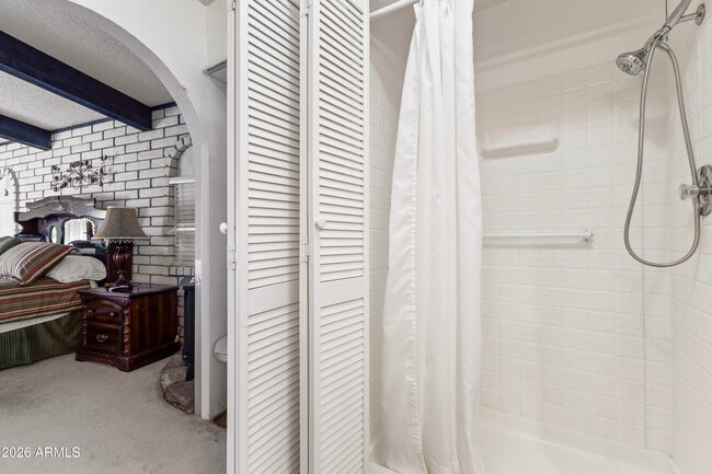 Building Photo - 322 N Cleopatra St