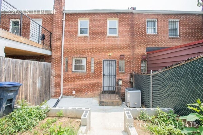 Building Photo - 520 48th Pl NE