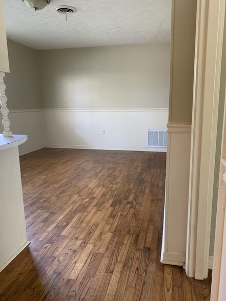 Building Photo - 2021 Davis Ave